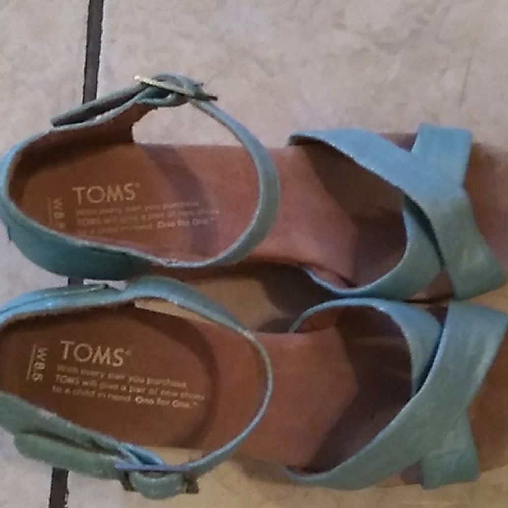 Shoes - Picture 3 of 3